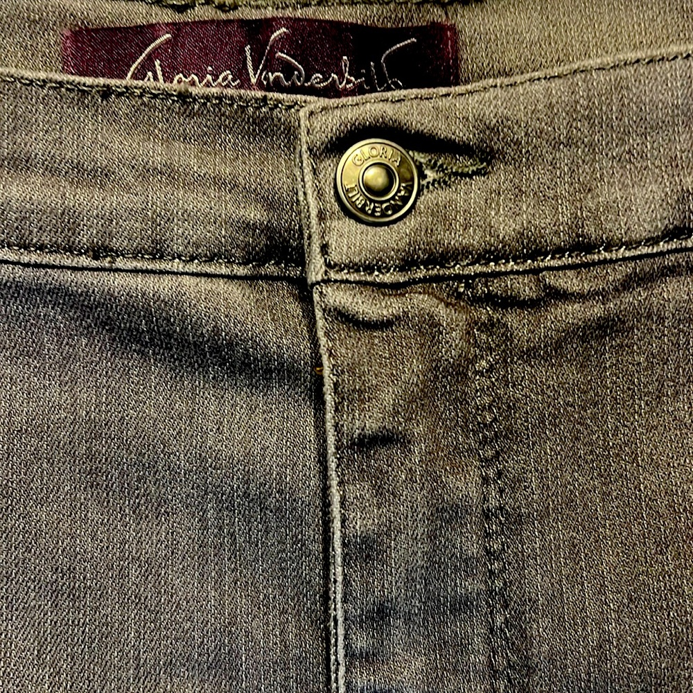 Gloria Vanderbilt straight leg pants. 🍁